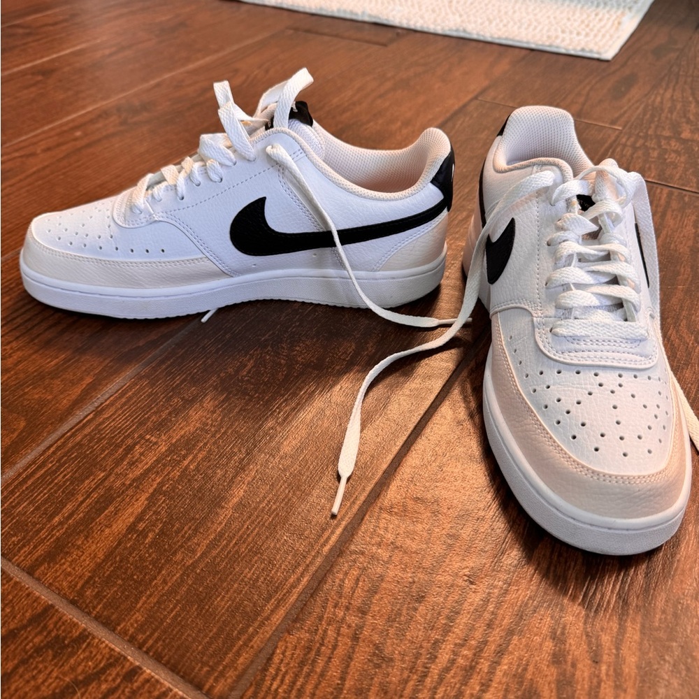 NEW Nike women’s sneakers size 8